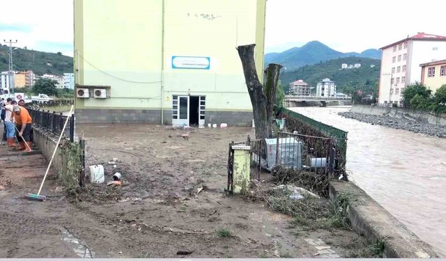 Giresun'da sel suları çekildi, geriye çamuru kaldı