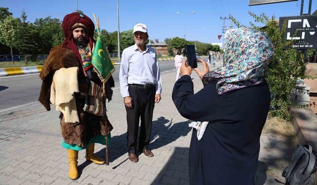 Giydiği Selçuklu kıyafetiyle, Konya'dan Ahlat'a Cumhurbaşkanını görmek için geldi