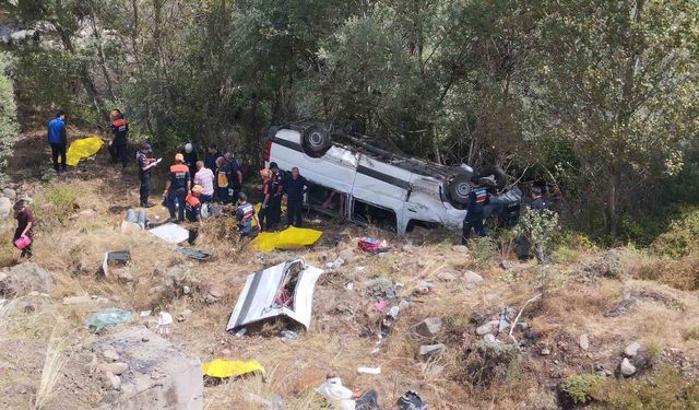(Güncellendi) Minibüs şarampole uçtu: 4 ölü, 10 yaralı