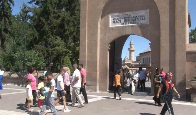 Hacı Bektaş Veli Türbesi'ne ziyaretçi akını