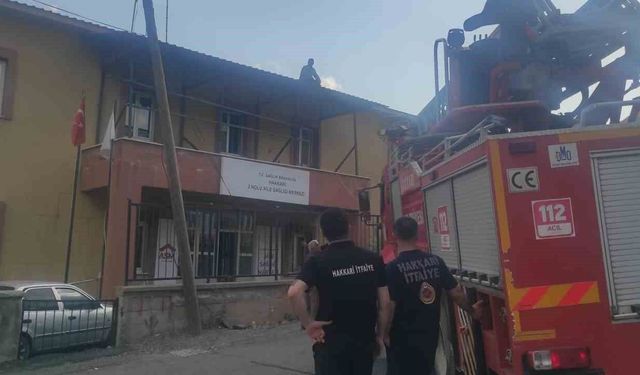Hakkari'de çatıda mahsur kalan işçi kurtarıldı