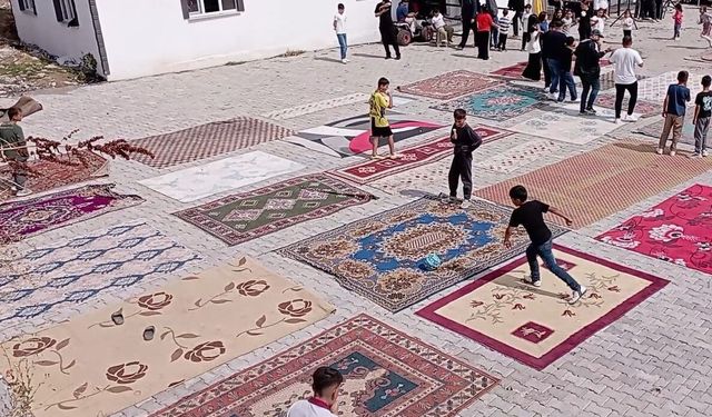 Halı sahaları olmayınca 20'den fazla halıyı yan yana serip kendi sahalarını yaptılar
