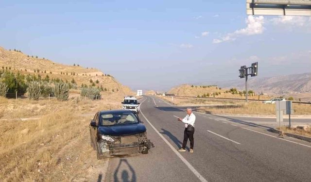 Hasankeyf'te kamyon ve otomobil çarpıştı: 2 yaralı