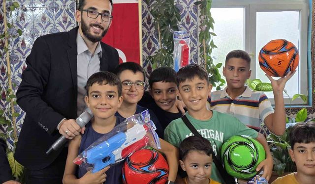 Hediyelerle çocukları camiye ve Kur'an kursuna teşvik ediyor