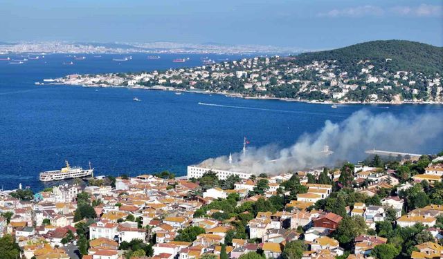 Heybeliada Deniz Harp Okulu'ndaki yangına müdahale sürüyor