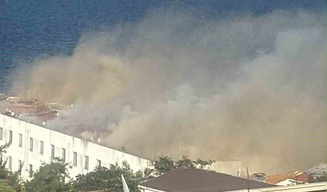 Heybeliada Deniz Harp Okulu'nun çatısında tadilat sırasında yangın çıktı. Olay yerine çevre ilçelerden çok sayıda itfaiye ekibi sevk edilirken, yangına müdahale devam ediyor.