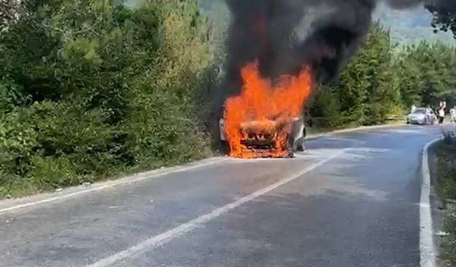 İnkumu yolunda otomobil alevlere teslim oldu