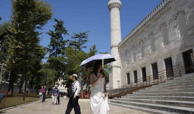 İstanbul'da sıcak hava ve nem bunalttı: Kireçburnu Sahili Antalya plajlarını aratmadı