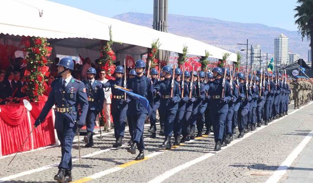 İzmir'de 30 Ağustos Zafer Bayramı coşkuyla kutlandı
