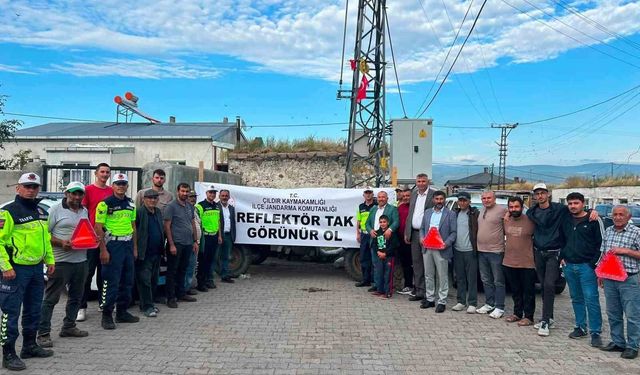 Jandarma trafik ekiplerinden 'Reflektör tak, görünür ol' uygulaması