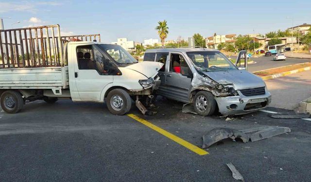 Kamyonet ile hafif ticari araç çarpıştı: 1 yaralı