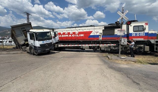 Karabük'te hemzemin geçitte lokomotif tıra çarptı