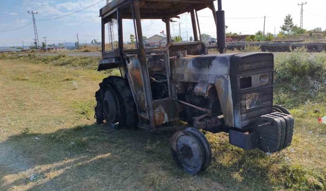 Kars'ta traktör alev alev yandı