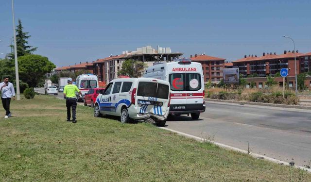 Kaza yerindeki polis aracına otomobil çarptı: 1'i polis 1'i bekçi toplam 6 yaralı