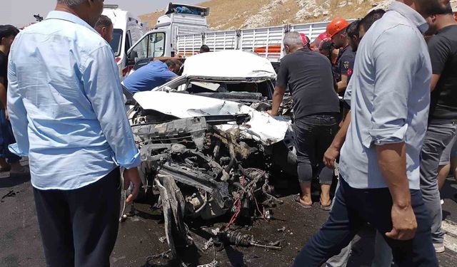 Kazada otomobilde sıkışan sürücü için zamanla yarıştılar