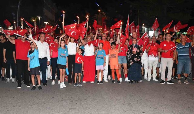 Kemer'de 30 Ağustos fener alayı coşkusu