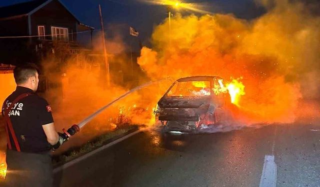 Keşan'da alev topuna dönen otomobil kullanılamaz hale geldi