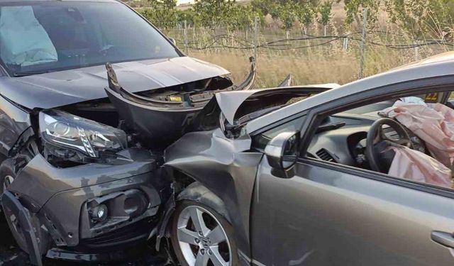 Keşan'da hafif ticari araç ile otomobil çarpıştı: 2 yaralı