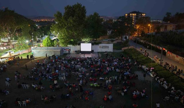 Kırıkkale'de çocuklar açık havada sinema keyfi yaşadı