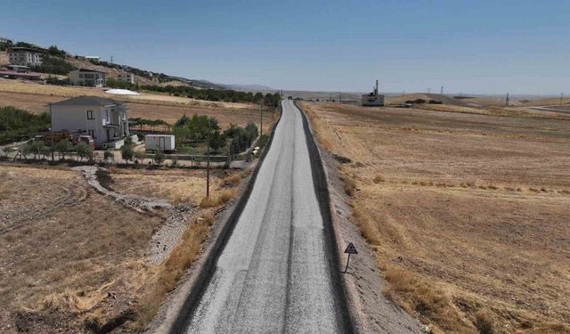Kırsal yollarda sathi kaplama çalışmaları sürüyor