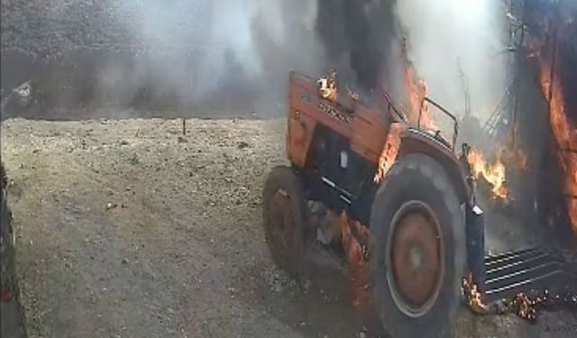Kısa devre yapan traktör yanarak harekete geçti, saman balyalarını ve hayvanları yaktı