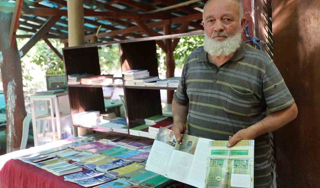 Kızıl Vadide 30 yıldır turistlere 15 farklı dilde Kur'an-ı Kerim meali dağıtıyor
