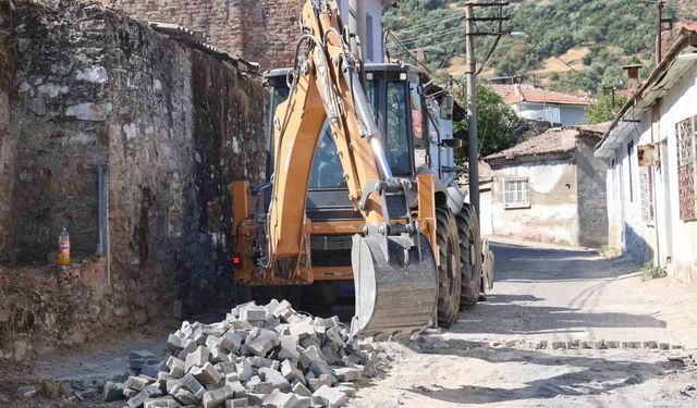 Koçarlı'da yol yenileme çalışmaları sürüyor