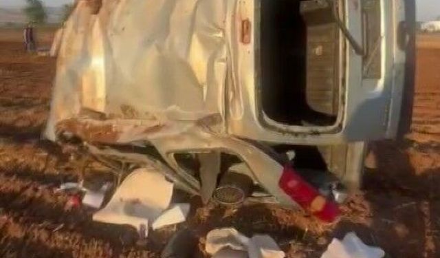 Kontrolden çıkan hafif ticari araç tarlaya uçtu: 2 yaralı
