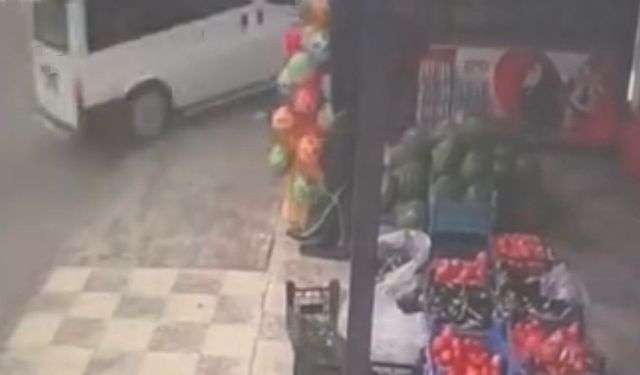 Kontrolden çıkan minibüs evin bahçesine düştü: O anlar kamerada