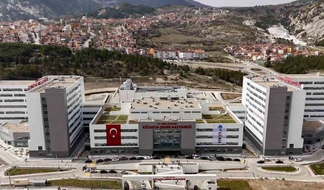 Kütahya Şehir Hastanesi'nde 76 yaşındaki kanser hastasına genel anestezisiz ameliyat