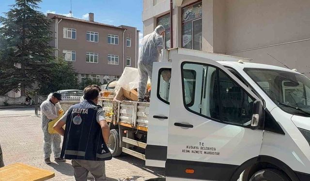 Kütahya'da emekli profesörün iki dairesinden tonlarca eşya ve çöp çıktı