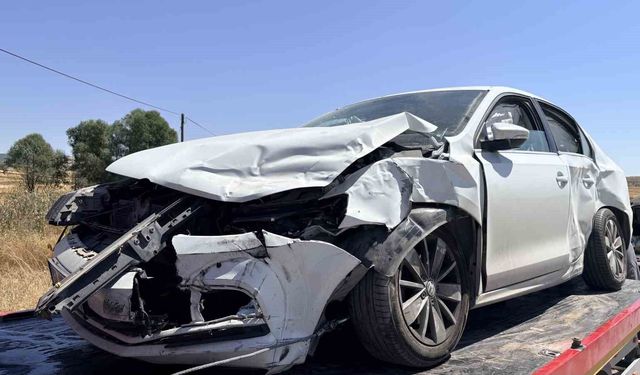 Kütahya'da kavşakta 2 otomobil çarpıştı, 3 yaralı