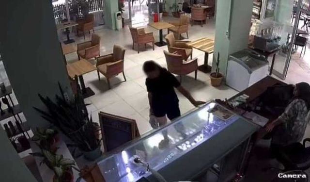 Kütüphaneden kitap çaldı, kameraya yakalandı