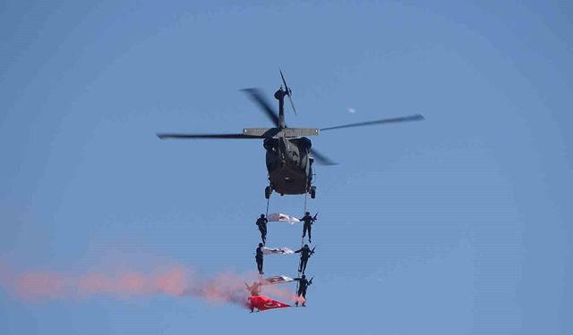 Malazgirt'te jandarma helikopterlerinin gösterisi nefes kesti