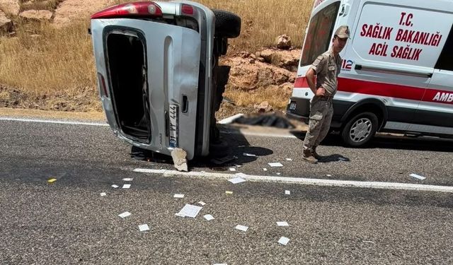 Mardin'de hafif ticari araç takla attı: 1 ölü, 1 yaralı