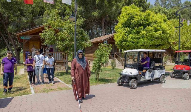 Mersin'de görme engelliler doğayla iç içe keyifli bir gün geçirdi