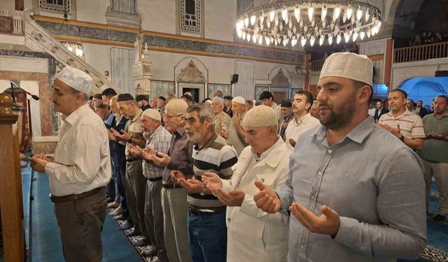 Mevlid Kandili'nde tarihi Çapanoğlu Camii'nde dualar edildi