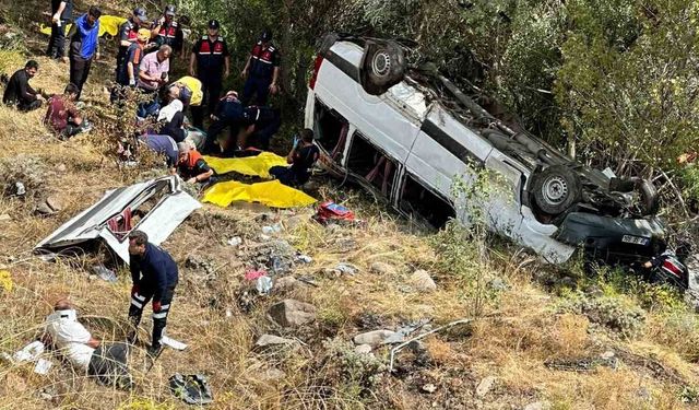 Minibüs şarampole uçtu: 4 ölü, 10 yaralı