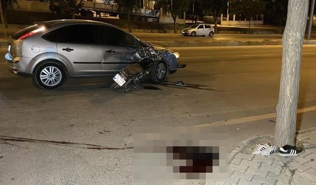 Motosiklet otomobile ok gibi saplandı: 1 ölü, 1 yaralı
