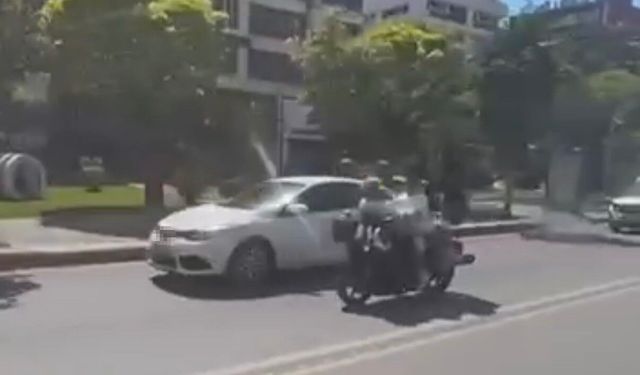 Motosiklete ters oturarak yaptıkları kasksız yolculuk 'pes' dedirtti