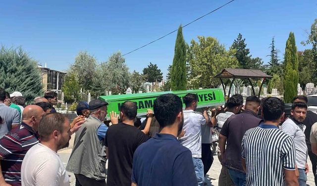 Motosikletin otomobile ok gibi saplandığı kazada ölen genç toprağa verildi