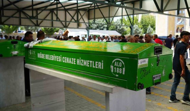 Niğde'de otomobilde ölü bulunan kadın son yolculuğuna uğurlandı