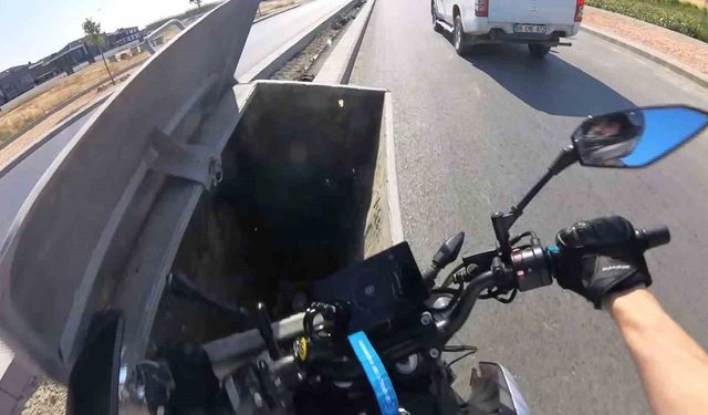 Önündeki aracı sollamaya çalışan motosiklet sürücüsü yola bırakılan çöp konteynerine çarptı