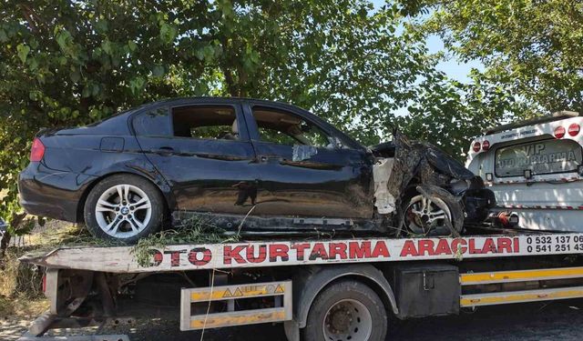 Otomobil kontrolden çıkıp ağaca çarptı, faciadan dönüldü