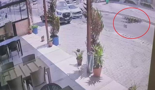 Otomobille çarpışan motosikletlinin havada takla attığı anlar kamerada
