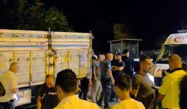 Park halindeki kamyonete çarpan motosiklet sürücüsü hayatını kaybetti