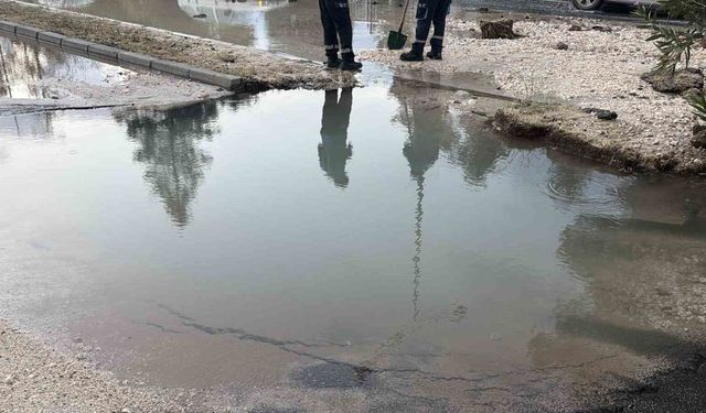Patlayan su hattı yolu çökertti: Otomobil çukura düştü