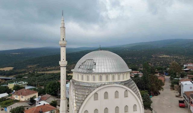 Poyraz, caminin kubbesini uçurdu