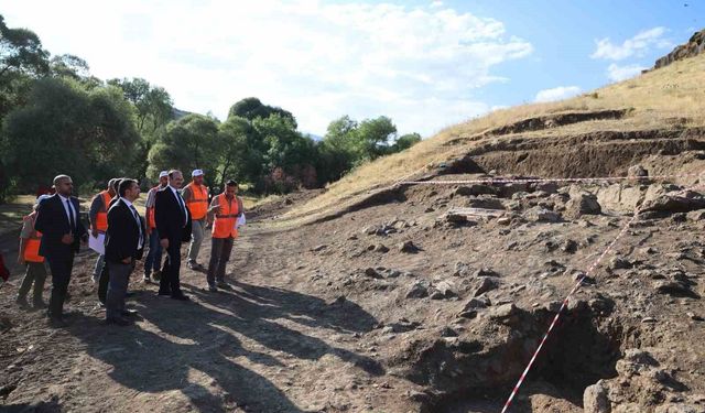 Rektör Hacımüftüoğlu, Parmaksız Kale höyük kazı alanında incelemelerde bulundu