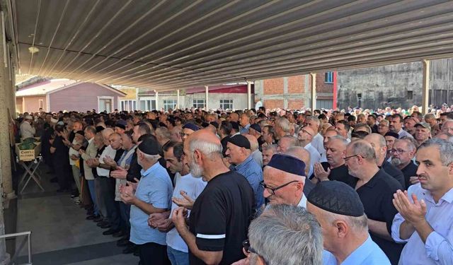 Rize'de denizde boğulan iki kardeş son yolculuklarına uğurlandı